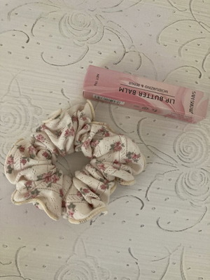 Floral λαστιχάκι και lip palm καινούργια, με άρωμα