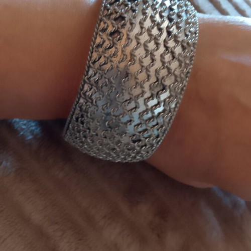 Metal bracelet like new, 7 cm opening, silver color