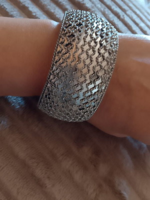 Metal bracelet like new, 7 cm opening, silver color
