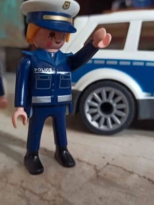 Комплект Playmobil полицейска кола с 2 фигури като нов