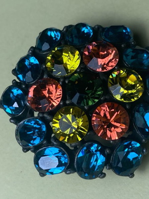 Jacket pin like new with precious stones