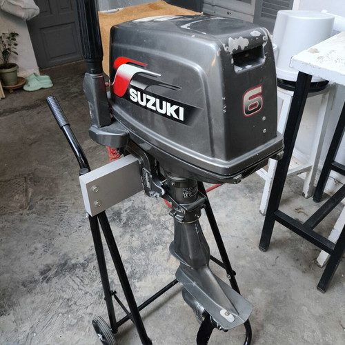 Suzuki 6 HP two-stroke outboard motor like new with inflatable boat