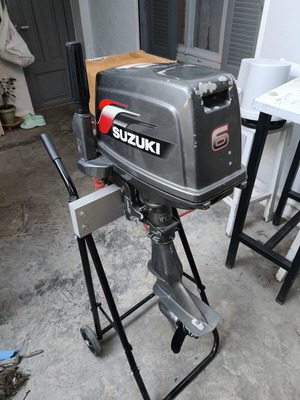 Suzuki 6 HP two-stroke outboard motor like new with inflatable boat