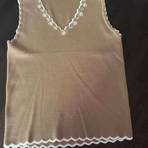 Beige knitted women's blouse L with white embroidered flowers and pearl