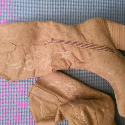 Western style boots new, size 36, beige suede with embroidery