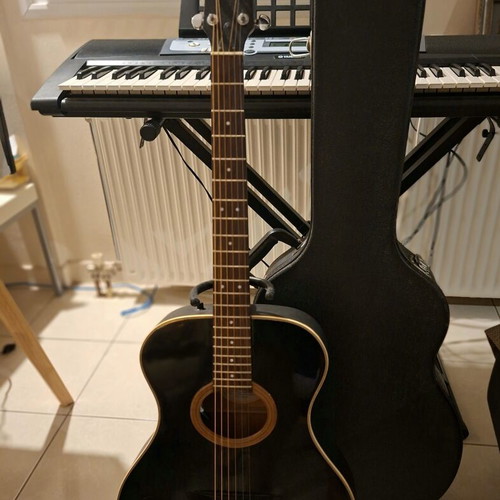 Yamaha APX 5 electroacoustic guitar used with hard case and stand
