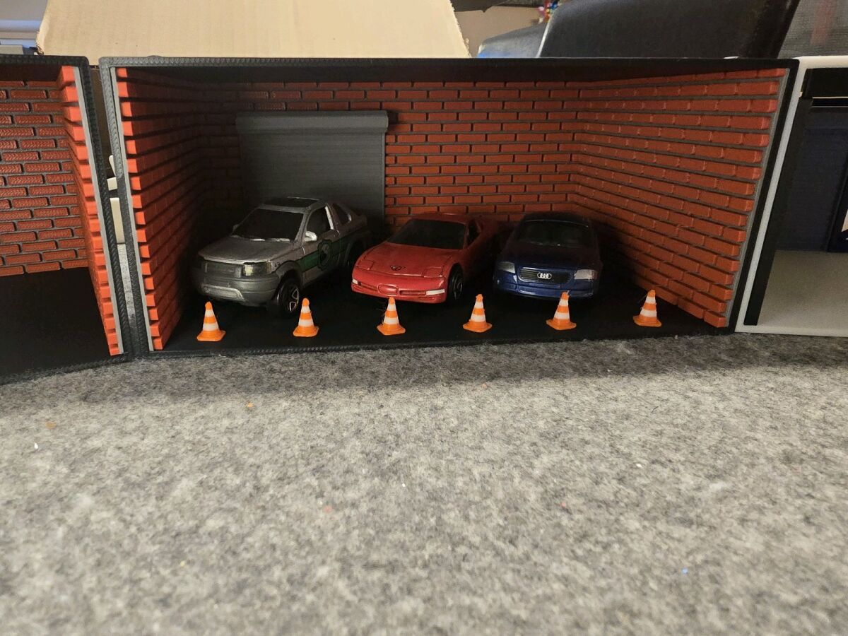 3D Printed Diorama Garage 1:64 like new… - € 10,00 - Vendora.cy