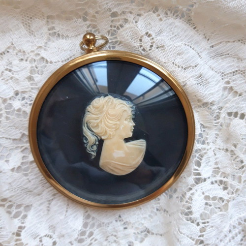 Vintage miniature cameo girl used, diameter 8 cm