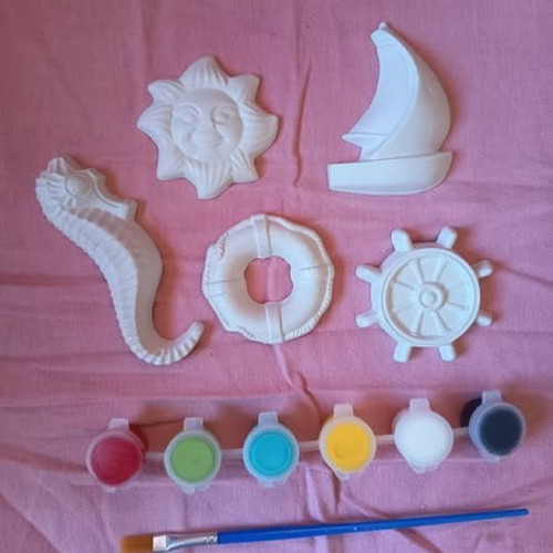Creative Activity Set with 5 Plaster Figures, Paints and Brush