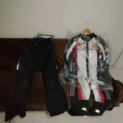 Probiker motorcycle suit new leather size Large for track or road