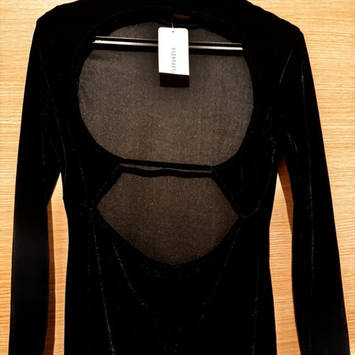 Black mini-midi velvet dress with open back