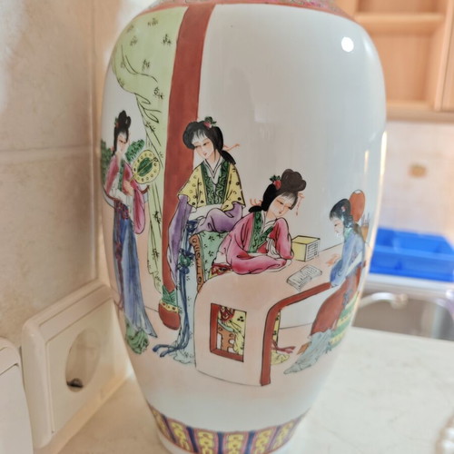 Chinese decorative vase porcelain Famille Rose palette like new