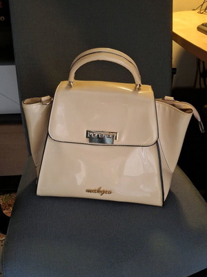 Τσάντα χειρός Magkio μπεζ λουστρίνι σαν καινούργια με χρυσές λεπτομέρειες