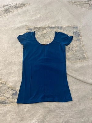 Alcott blue blouse, regular length, scoop neck