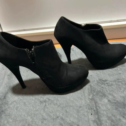 Migato stiletto suede ankle boots size 39 like new, black