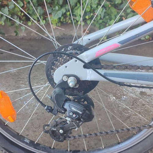 Ideal mountain bike like new, medium size, silver, women's
