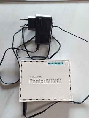Mikrotik RB750Gr3 Router Board like new, 5x1000 LAN ports, no WiFi