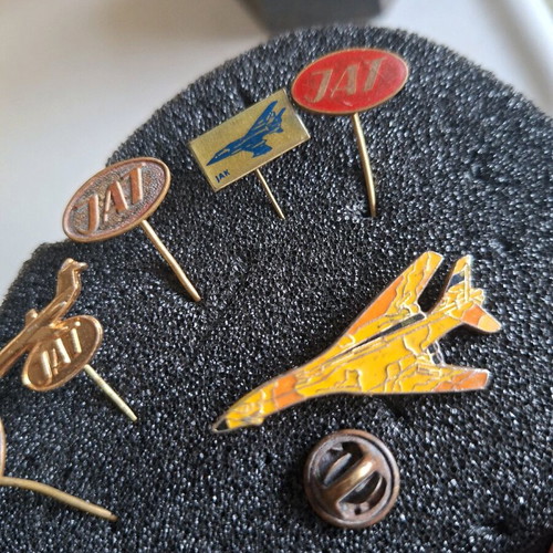Lapel pins like new from old airline company