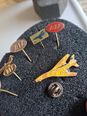 Lapel pins like new from old airline company