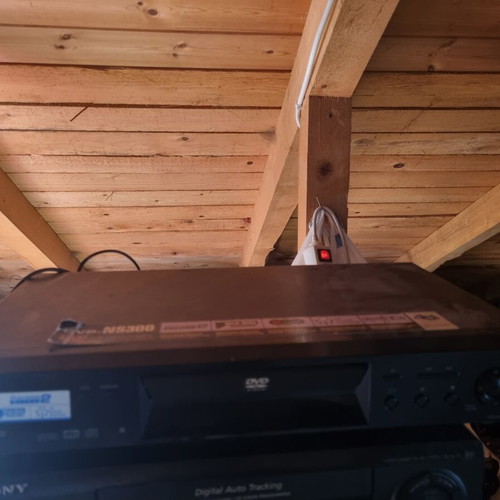 Dvd player used, functional without connection cable and remote