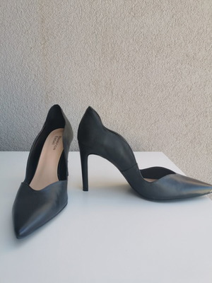 Beatrice Estell black leather pumps size 38 like new