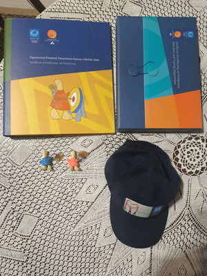 Athens 2004 Collectible Set like new with cap, folder, envelope and mascot