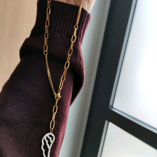 Feather pendant with adjustable shiny chain