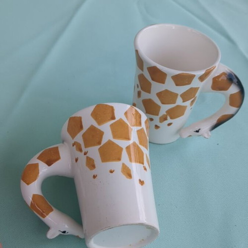 Giraffe mugs medium size, like new, set of two