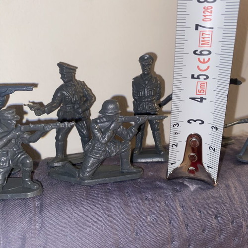 Vintage Plastic World War II Soldiers Collection used, set of 9