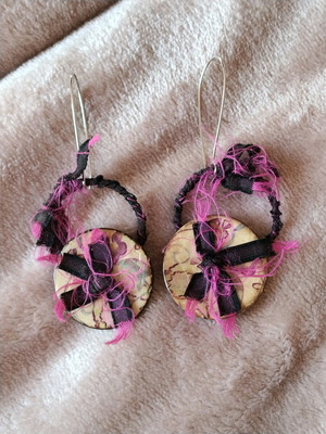 Button dangle earrings like new, pink and purple
