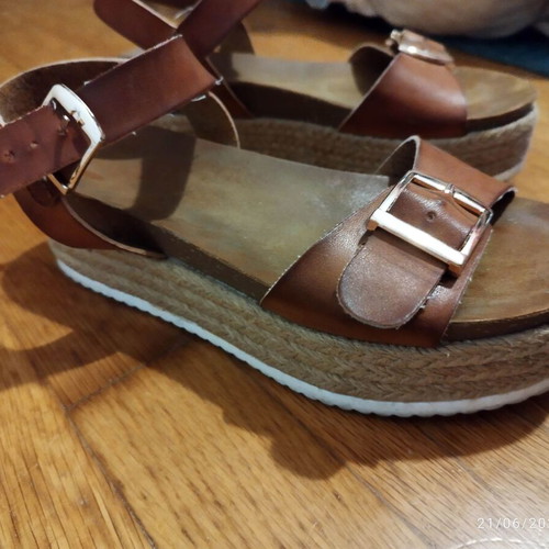 Brown leather flatform sandals size 37 like new with gold buckles