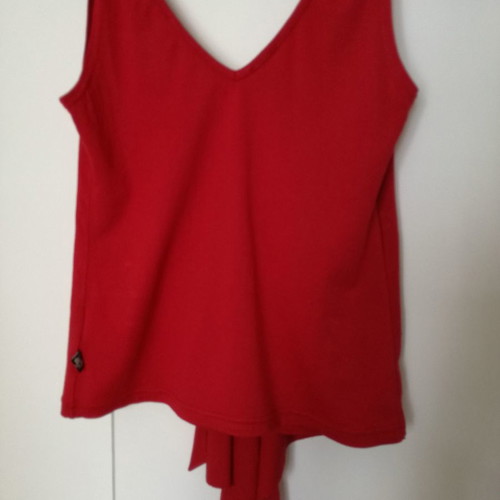 Red top used, size M