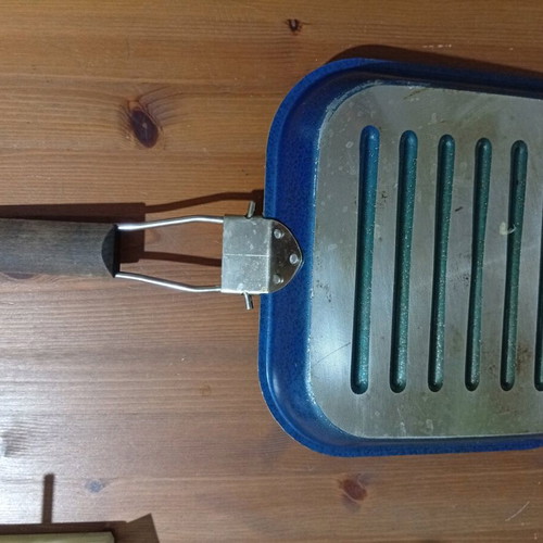 Grill pan like new with ridges and handle