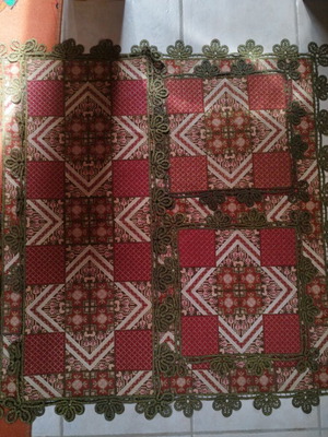 Σετ παραδοσιακά χειροποίητα χαλάκια τραπεζιού και τραπεζομάντηλο σαν καινούργιο