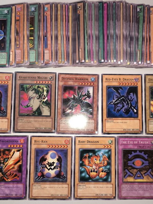 Yu-Gi-Oh! πακέτο συλλεκτικών καρτών με διάφορες εικόνες
