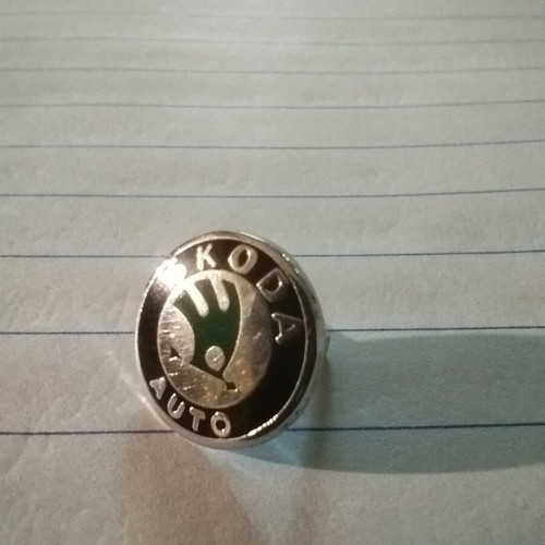 Skoda small pin like new