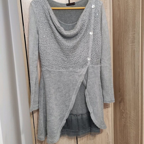Blouse like new with lace, sequins and shell buttons, gray, size M