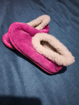 Girls' house slippers size 20-21 like new