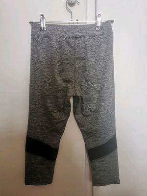 Σετ γυμναστικής σαν καινούργιο, γκρι κολάν μέχρι το γόνατο και αμάνικο μπλουζάκι