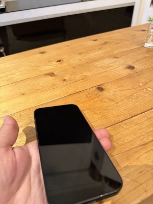Apple iPhone 16 Pro Max 256GB, black, cracked back