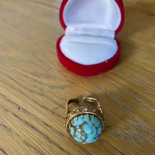 Ring with blue stone like new, turquoise and gold color