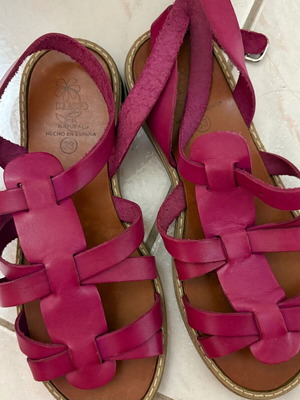 Leather sandals new, size 33, pink