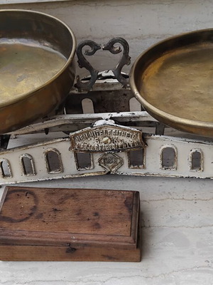 Kubus 5kg Mechanical Kitchen Scale used with Wooden Case and Bronze Weights