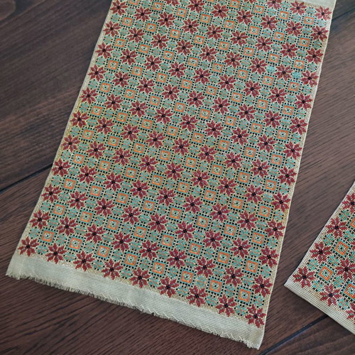 Handmade table runners set in excellent condition with gold thread