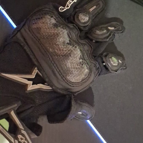Dragster Carbon Black gloves used, ideal for bike and motorcycle