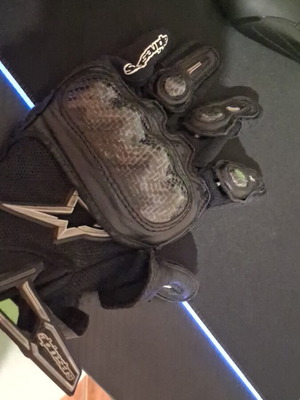 Dragster Carbon Black gloves used, ideal for bike and motorcycle