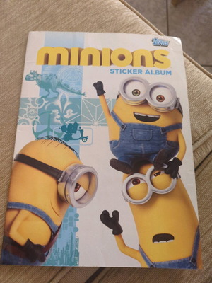 Minions sticker album μεταχειρισμένο με κάποια συμπληρωμένα αυτοκόλλητα