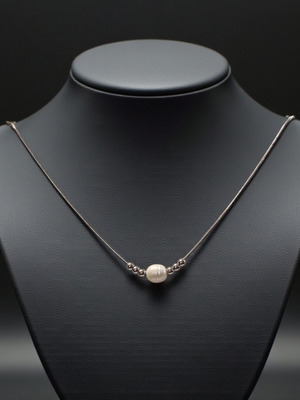 Ατσάλινο κολιέ σε ασημί χρώμα με μαργαριτάρι καλλιέργειας καινούργιο