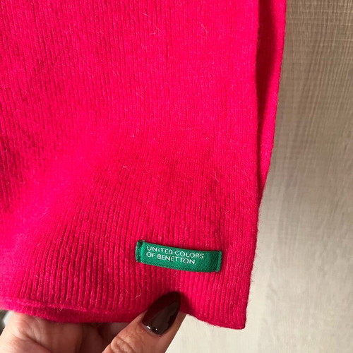 Benetton fuchsia scarf like new, very soft fabric