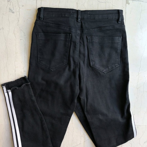 Black skinny jeans with white stripes from Lefties like new